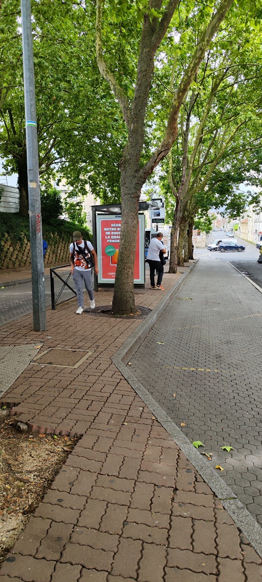 Одна из остановок рядом с выходом с вокзала в городе Мелён