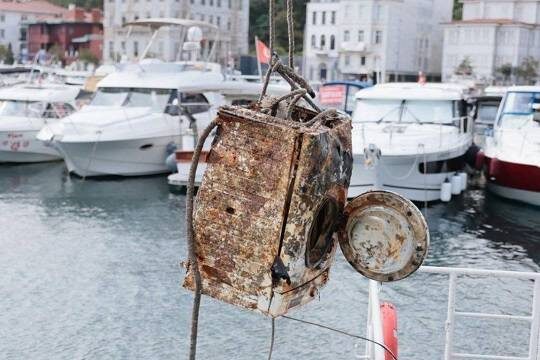    Стиральную машину, телевизор и куклу подняли водолазы со дна Босфора