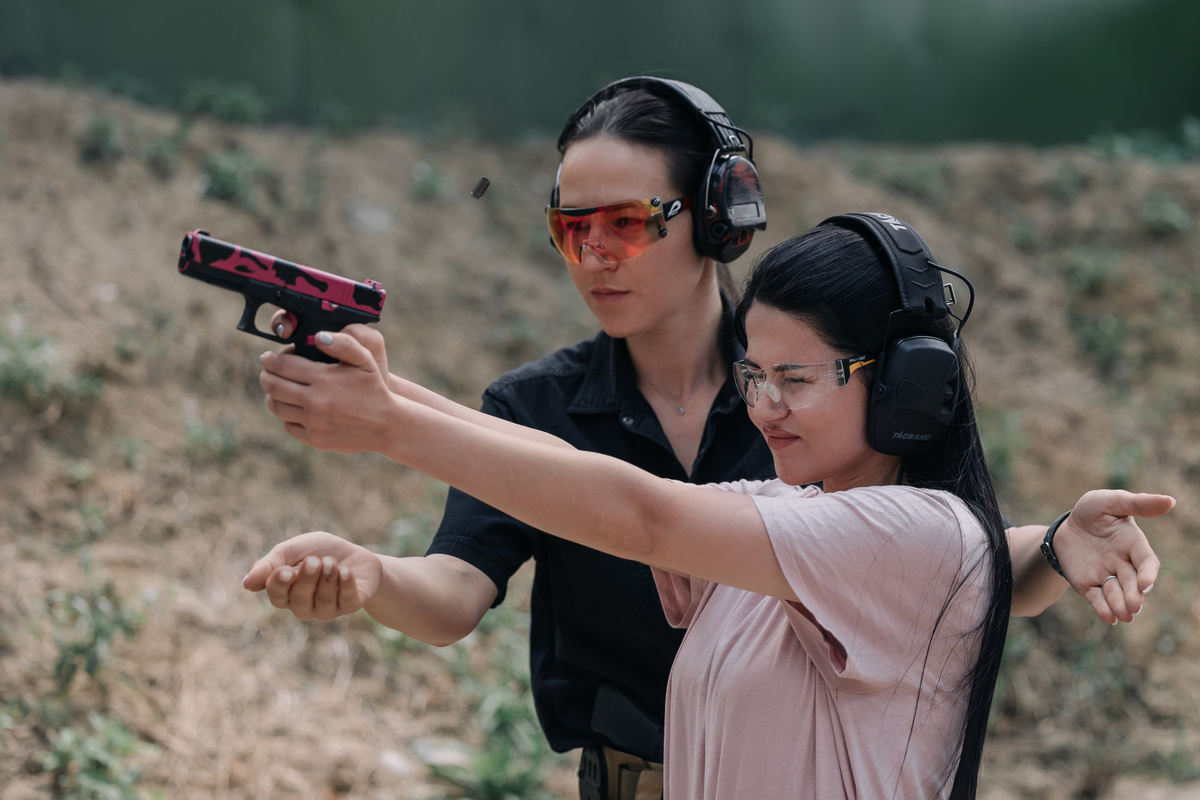 В контексте стрельбы этот рефлекс проявляется, когда стрелок неосознанно напрягает мускулатуру предплечья, кисти и плеча, а не редко даже лица 