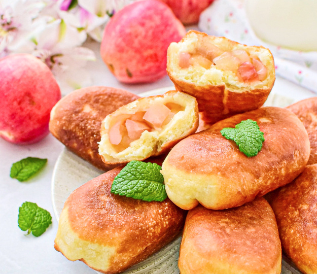 Пирожки, которые быстро жарятся и «притворяются» десертом. Этот рецепт будет жить, пока существуют яблоки