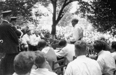 Дерроу (защита) допрашивает Брайана (обвинение). Штат Теннеси июль 1925 год. Дело "Штат Теннеси против Скоупса". "Это дело не против Скоупса, а против цивилизации" - сказал Дерроу.