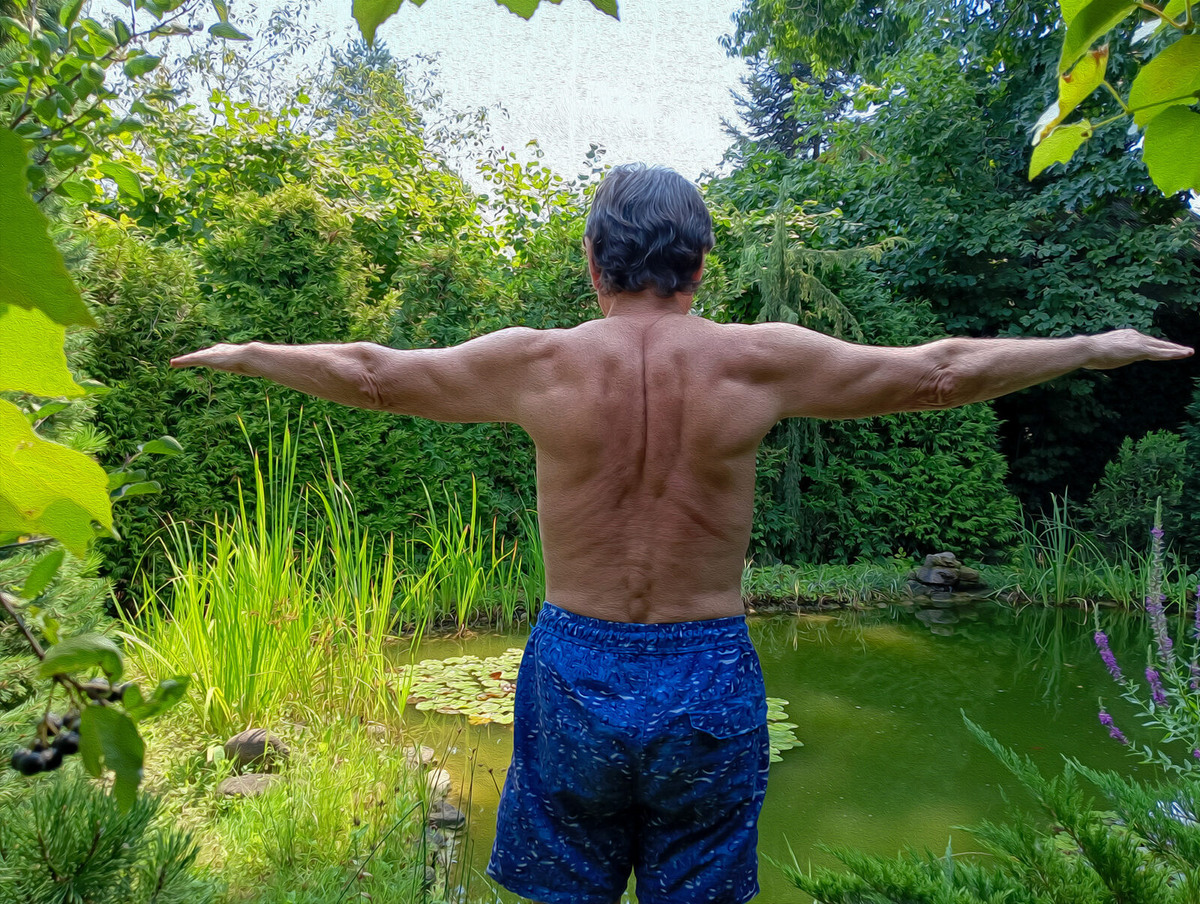 Утренняя зарядка на берегу пруда