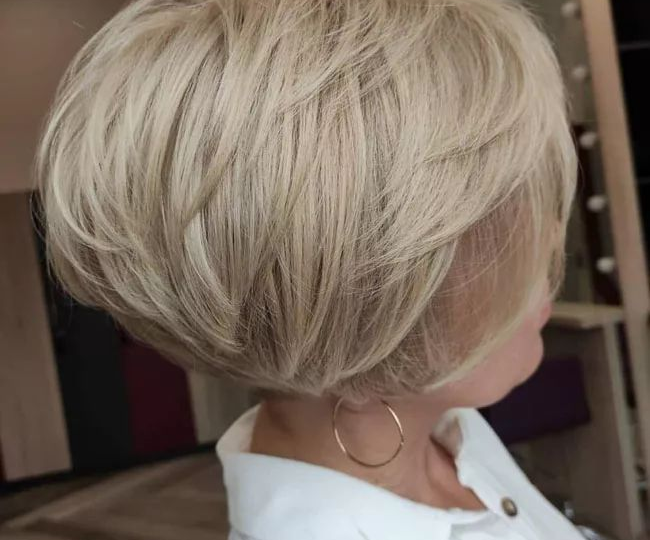 Градуированный Боб с длинной чёлкой: универсальный вариант даже для ослабленных волос