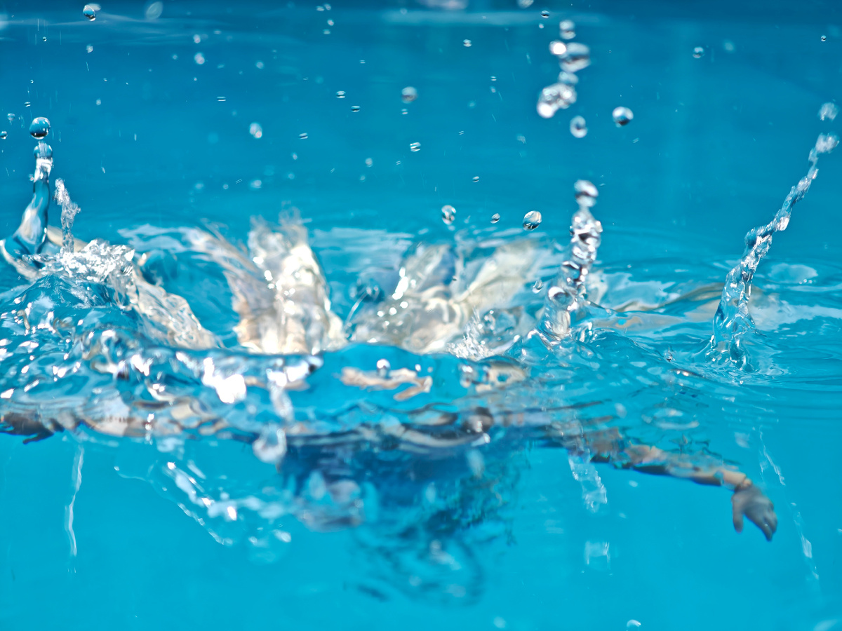 Ради этого снимка кукла более сотни раз "красиво" шлёпнулась в бассейн – теперь точно не шучу