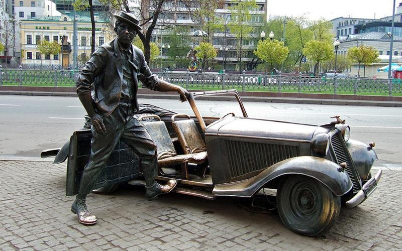 Памятник Юрию Никулину возле цирка