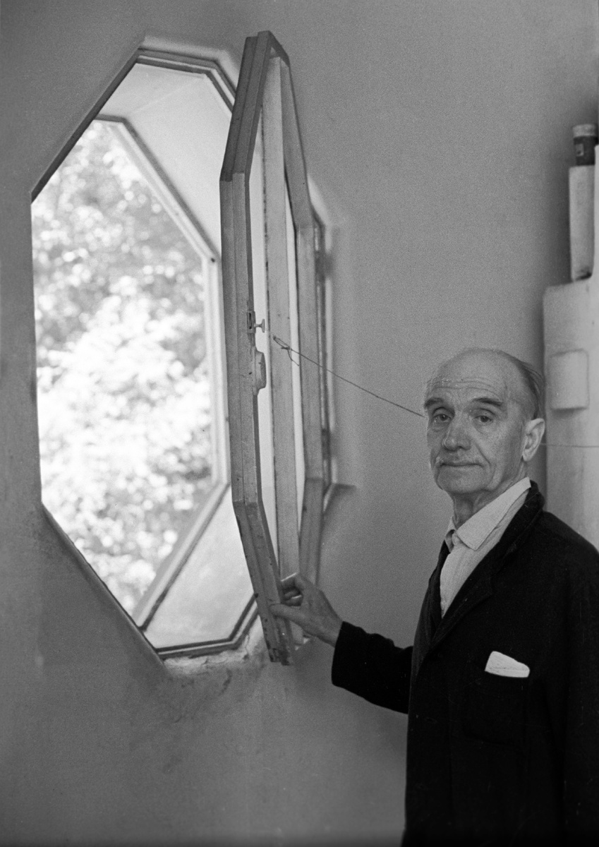    Константин Степанович Мельников в своем доме-мастерской в Кривоарбатском переулке. 1971 / Анатолий Сергеев-Васильев / РИА Новости