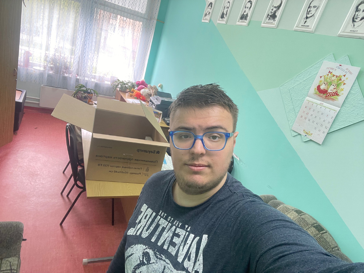 Вещей было много. Даже очень много! Причина проста: они были размещены в трёх кабинетах. В одном проводил уроки я, в другом — мама. А в третьем работала опять мама, но уже в должности заместителя директора. Фото: Михаил Лайф Влог