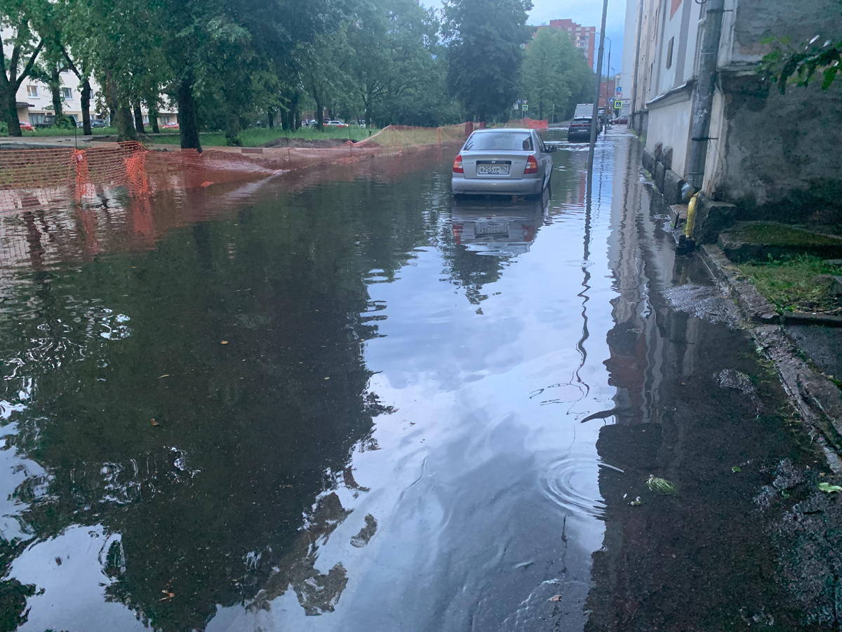 Вот такой вчера был потоп на улице, переходили дорогу вброд, в шортах и резиновых тапках