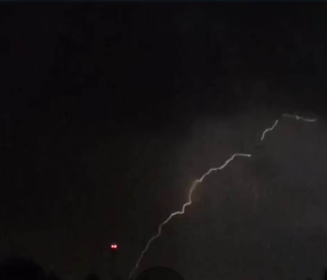 Вот такие электрические верёвки в небе сверкали 