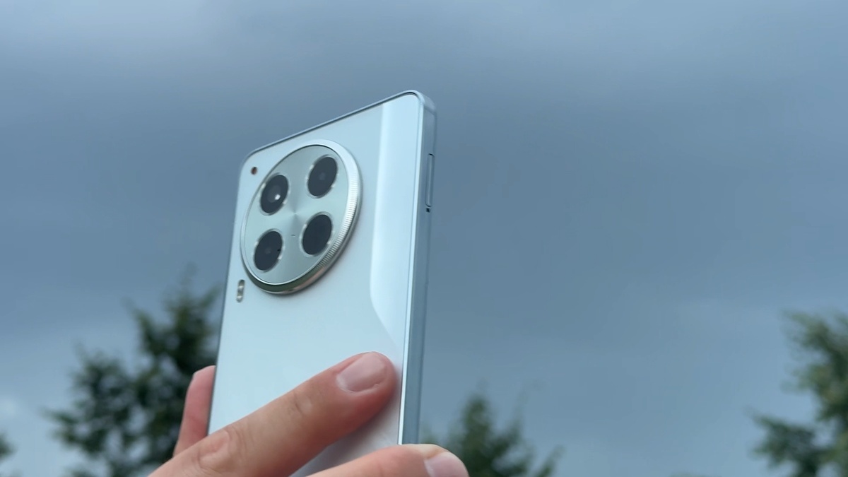 Tecno Camon 30 5G в пасмурную погоду