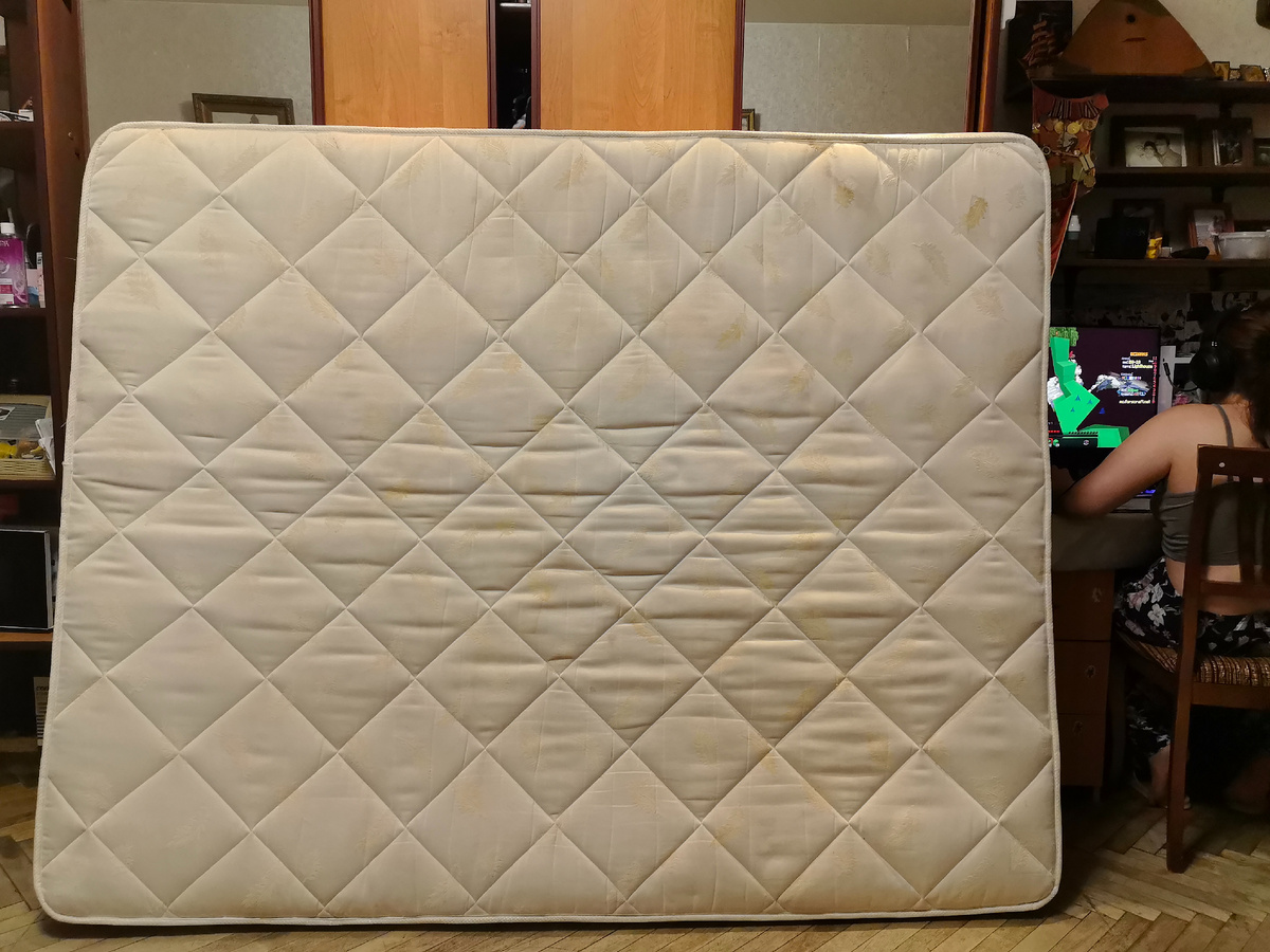 Вполне живой матрас за 1 000 рублей.