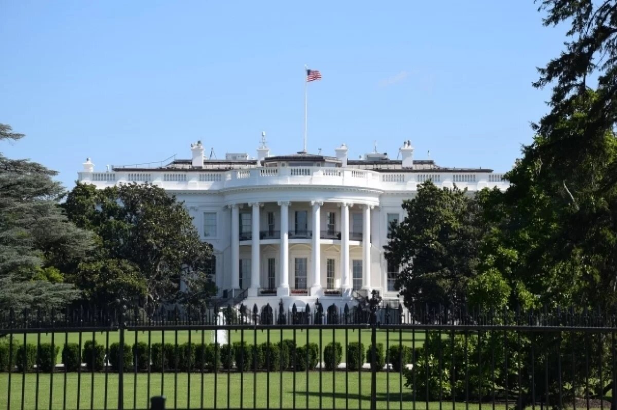    В Сенате США раскритиковали идею Трампа построить в Белом доме бальный зал