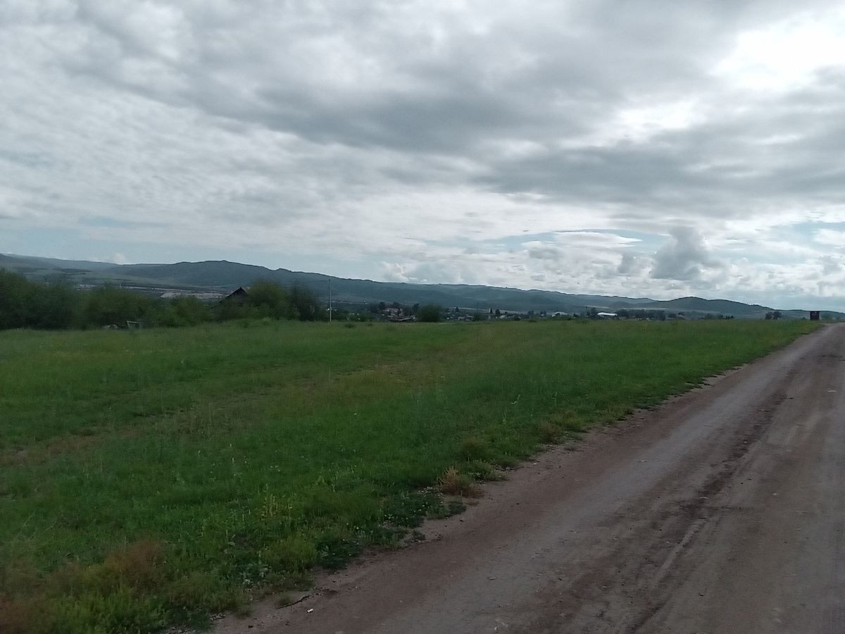 Дорога вдоль городского погоста. Фото автора