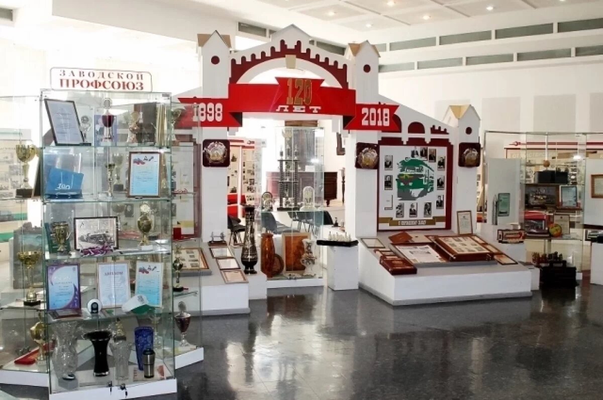    Имена для паровозов и пули в фасаде.