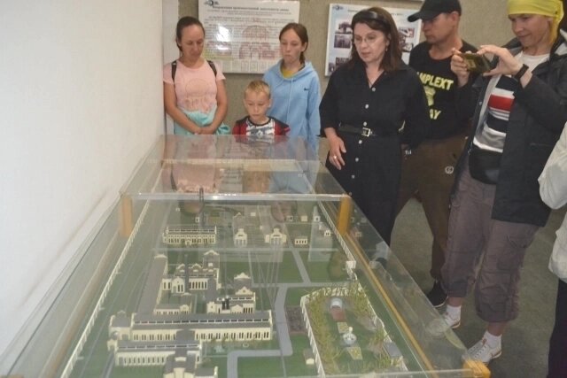    Перед входом в музей посетителей знакомят с макетом завода — так легче представить его масштаб. Фото: АиФ/ Светлана Хустик