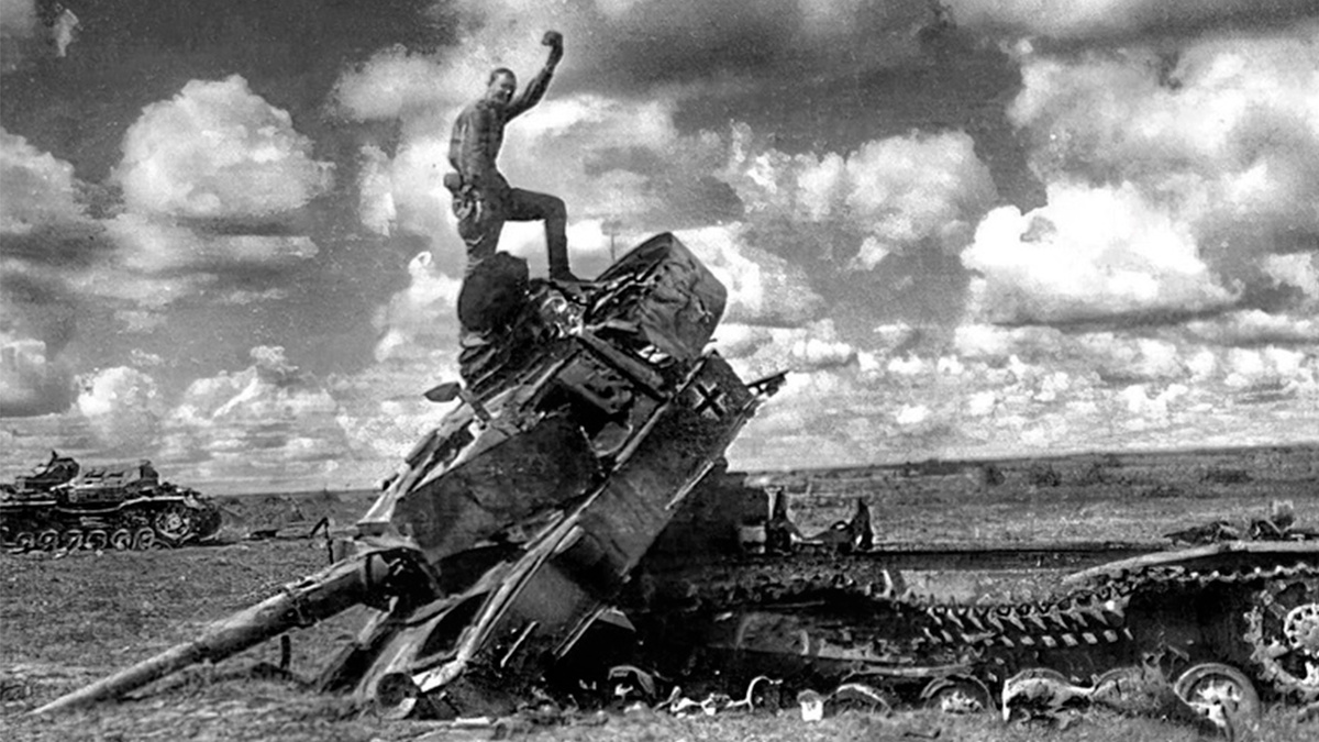 Советский солдат на подбитом немецком танке. Источник Яндекс картинки