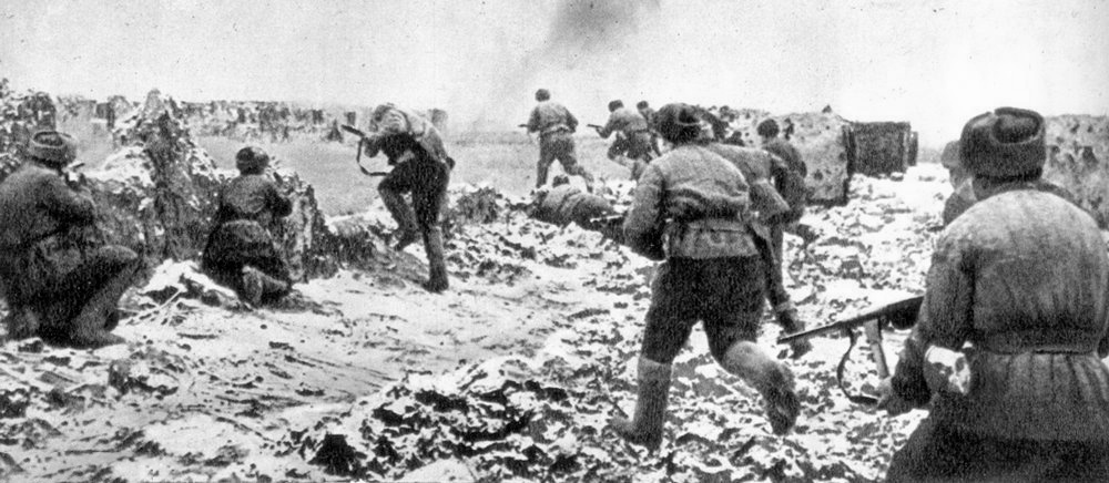 Советские солдаты наступают на укрепления противника. Источник Яндекс картинки