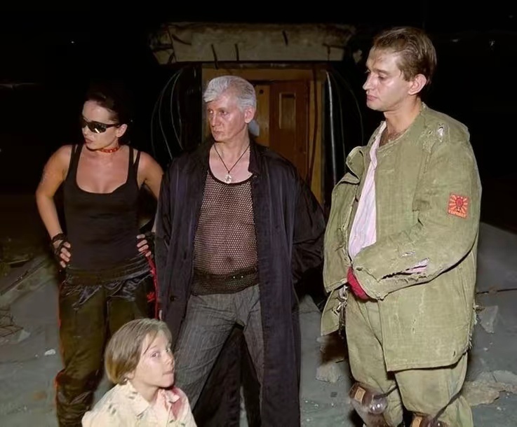 Когда камера выключена, Светлые и Темные пребывают в мире и согласии