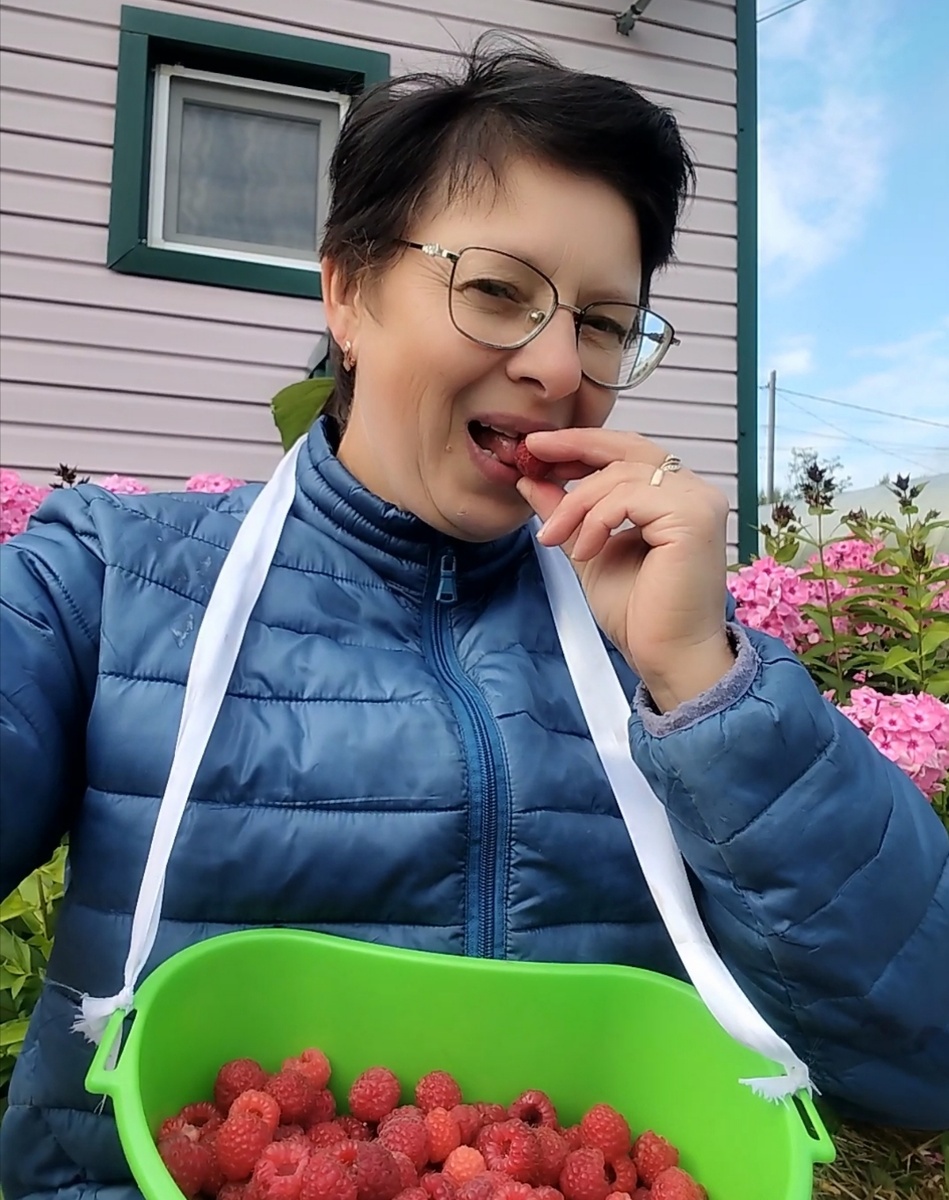 Утро, а малину уже ем. 