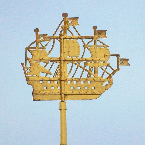 Адмиралтейский кораблики, венчающий шпиль здания Адмиралтейства, сердца Ленинграда, уэу которому ведут все улицы.