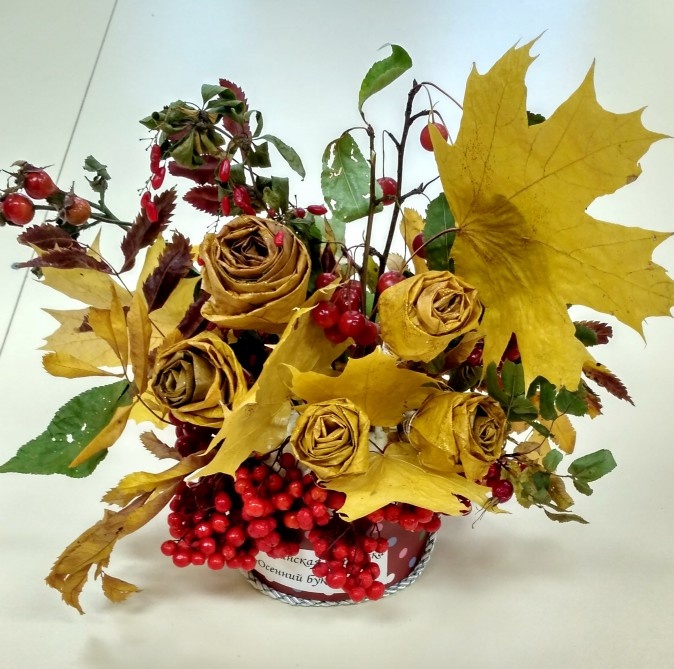 Икебана с кленовыми листьями и янодами рябины. Икебана — традиционное японское искусство аранжировки цветов, в основе которого лежит философия гармонии человека с природой. В переводе с японского означает «жизнь цветов», что подчёркивает главную цель — передать жизненную силу растений, их красоту и уникальность. 