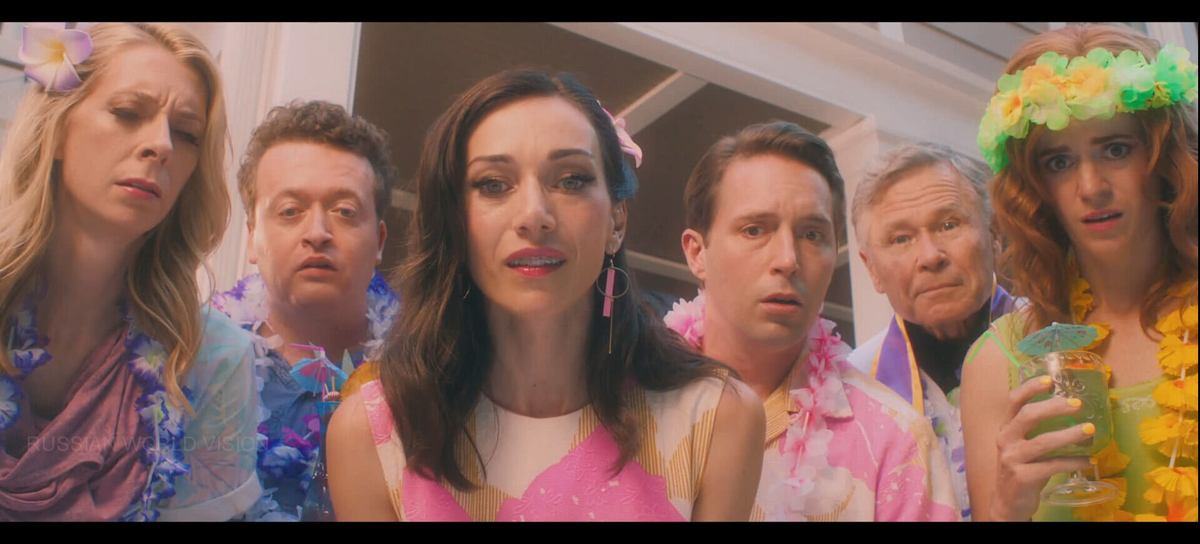 Если что, та что в розовом - Джилл. Лиза - блондинка в голубом. 