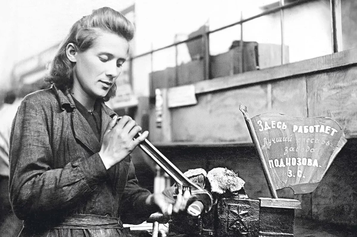    Женщины дневали и ночевали в цехах. На фото - сотрудница завода № 119 имени Г. М. Маленкова (ныне «Гидромаш»).