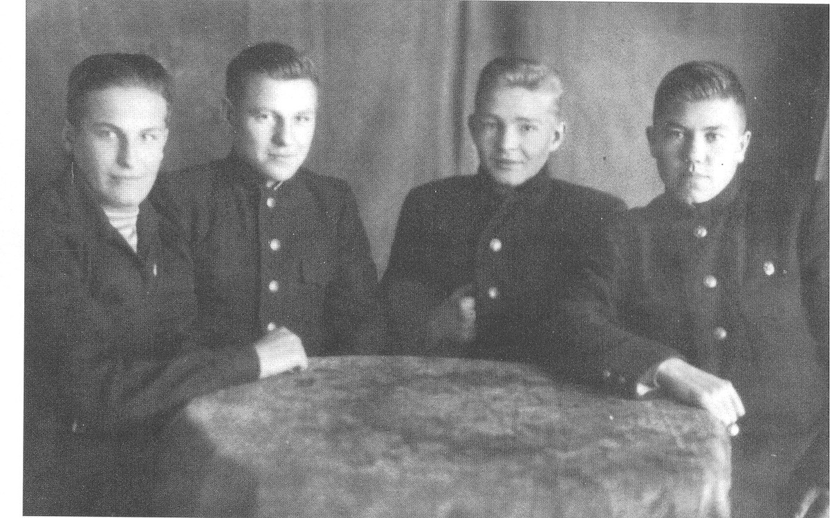 фото: второй слева Александр Бабичев