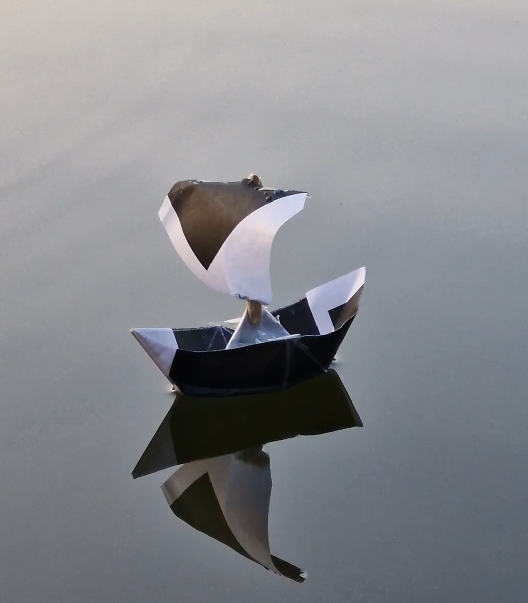 Кораблик запускал ребёнок со своим дядей. Мастерили из подручных средств. Фото автора. 