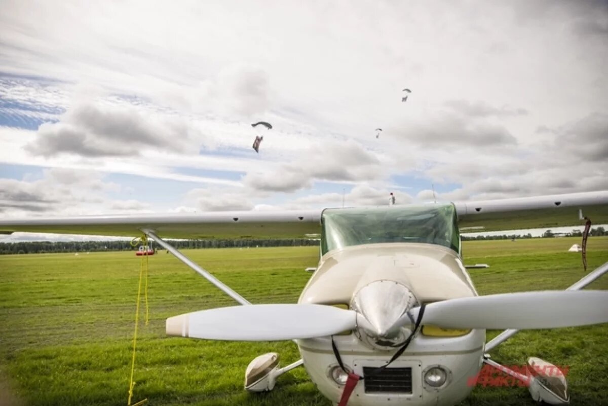    Под Новосибирском возобновилось прерванное из-за дождя авиашоу