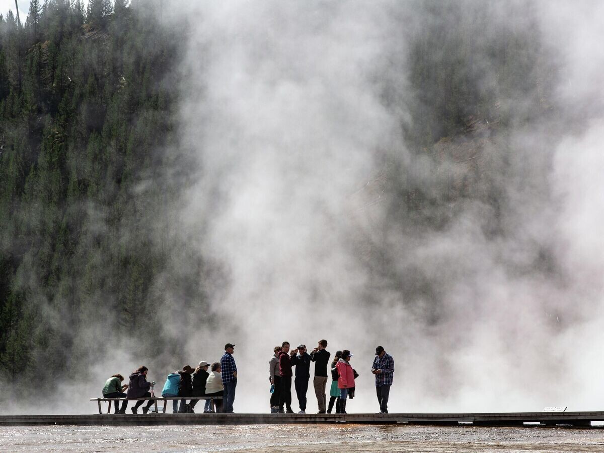    Посетители у бассейна Норрис в Йеллоустонском национальном парке© Getty Images / George Rose