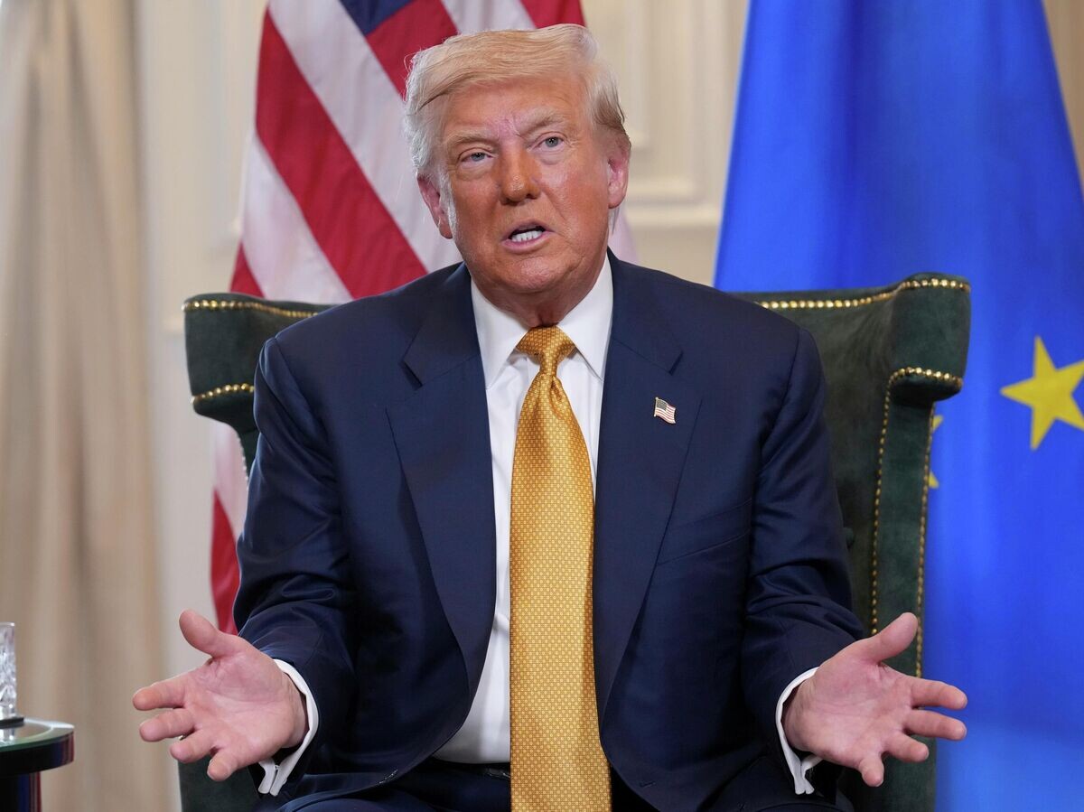    Президент Дональд Трамп во время встречи с председателем Европейской комиссии Урсулой фон дер Ляйен в Шотландии© AP Photo / Jacquelyn Martin