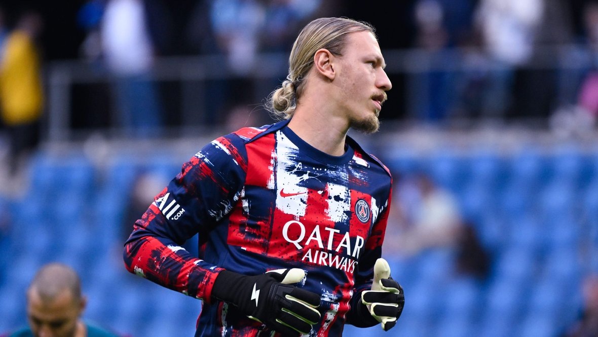    Вратарь «ПСЖ» Матвей Сафонов. Global Look Press