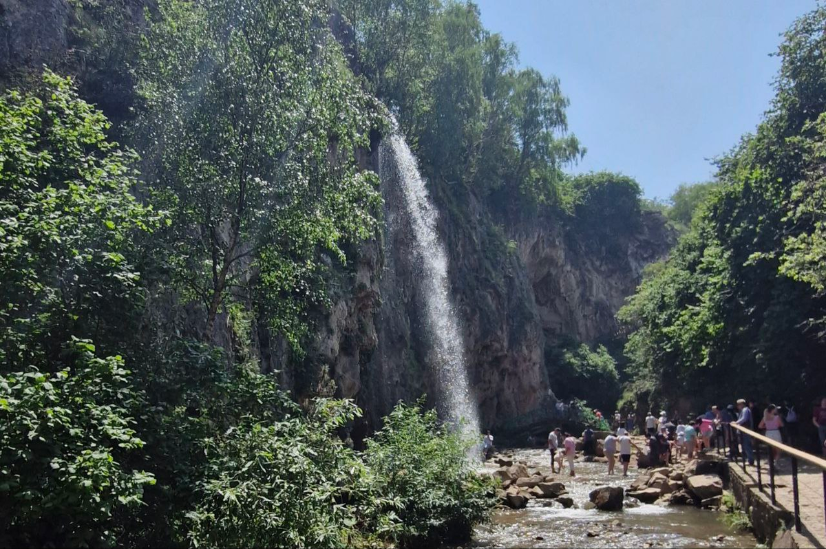 Это самый первый водопад