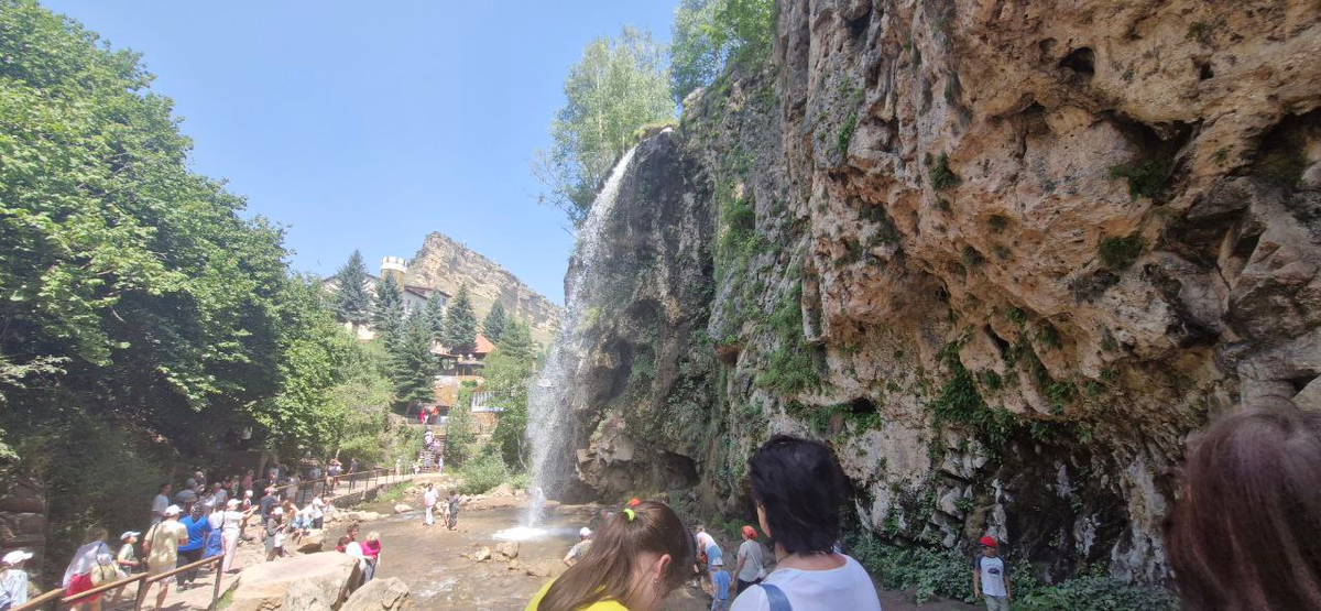 Вид с другой стороны, можно сделать фото, стоя на мостике через речку