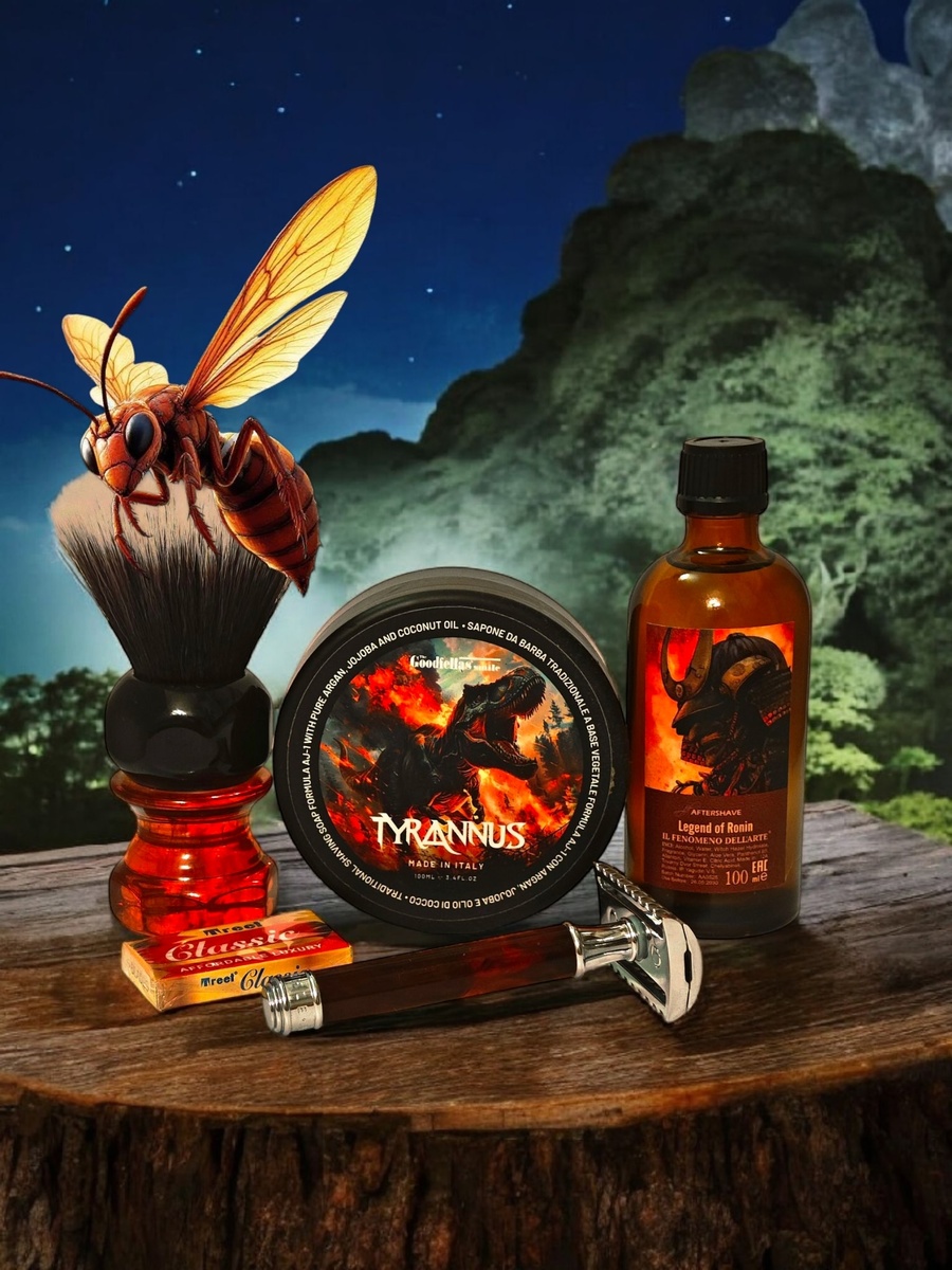 Мой R103 - это R41 с черепаховой ручкой. В свое время я два раза продавал серебристые R41, в итоге купил в коллекцию такой вариант с красной смолой и эта ручка мне кажется очень красивой и спасает во многих SOTD 