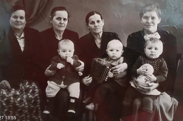    Слева направо сестры Штепа: Мария, Акулина и жена Василия Шарова Ефросиния. Справа супруга их родного брата Александра – Марина. Фото: Из личного архивa/ Моторновой М.А.