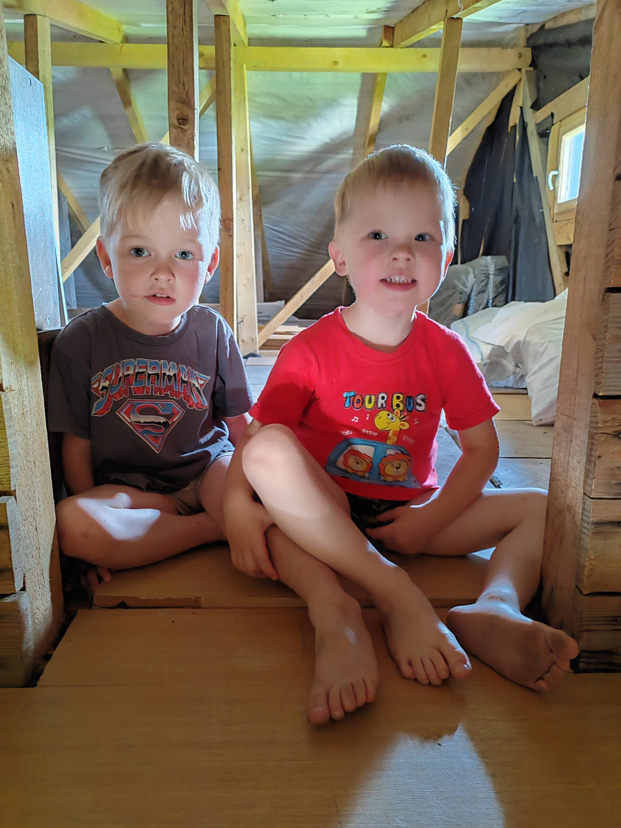 Забрались на чердак