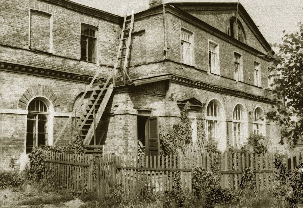 Корпус завода "Красный лётчик" на Ушаковской наб., д. 1 в Ленинграде, где располагался Отдел морского опытного самолётостроения (ОМОС) Д. П. Григоровича