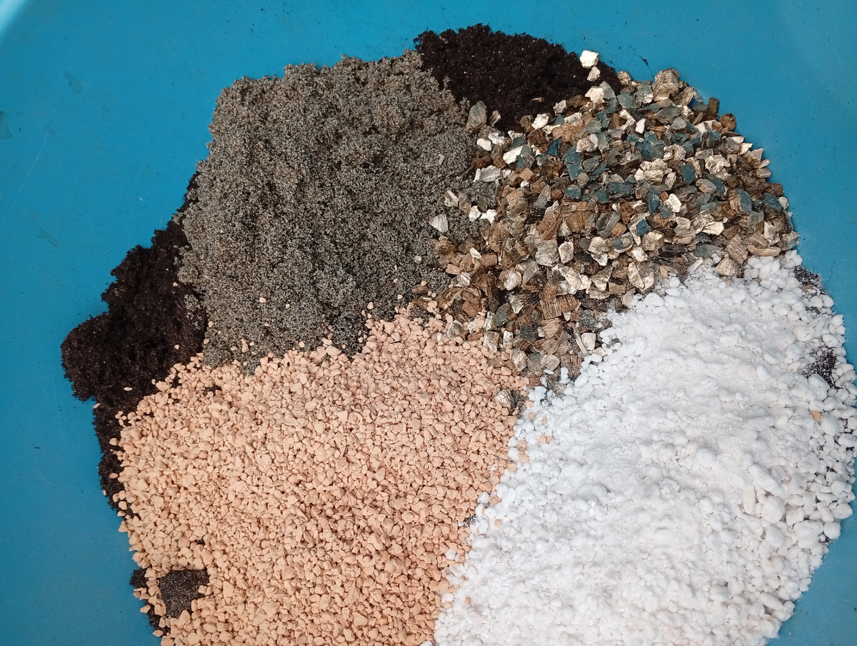 Замешала свой стандартный грунт