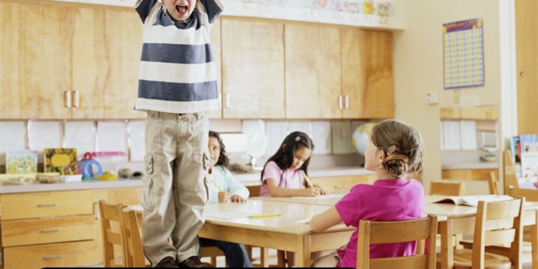 ПОЧЕМУ РЕБЕНОК НЕ МОЖЕТ УСИДЕТЬ НА МЕСТЕ?## Сенсорно-Моторное Голодание у Детей: Понимание и Применение Сенсорных Диет