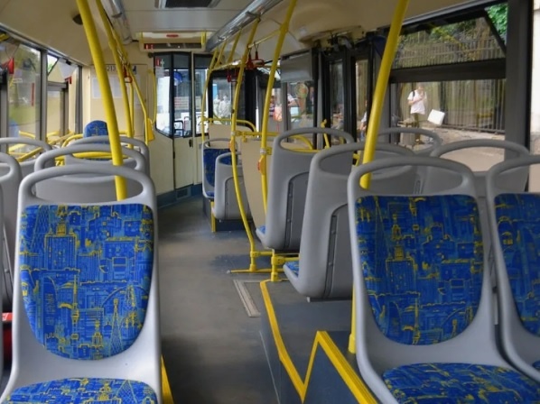 Сидения в новых автобусах обшиты тканью, из-за чего через пару месяцев появляется неприятный запах. Фото: из открытых источников