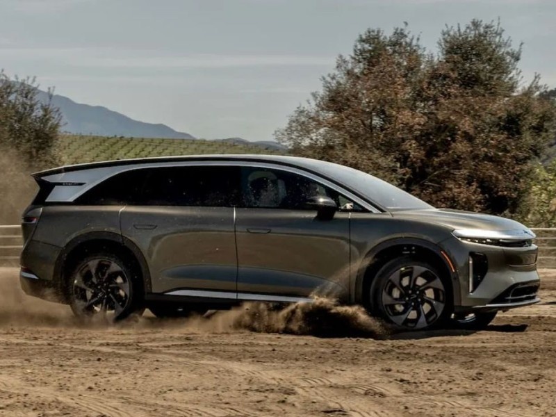    Corvette проиграл семейному кроссоверу Lucid Gravity [ВИДЕО]