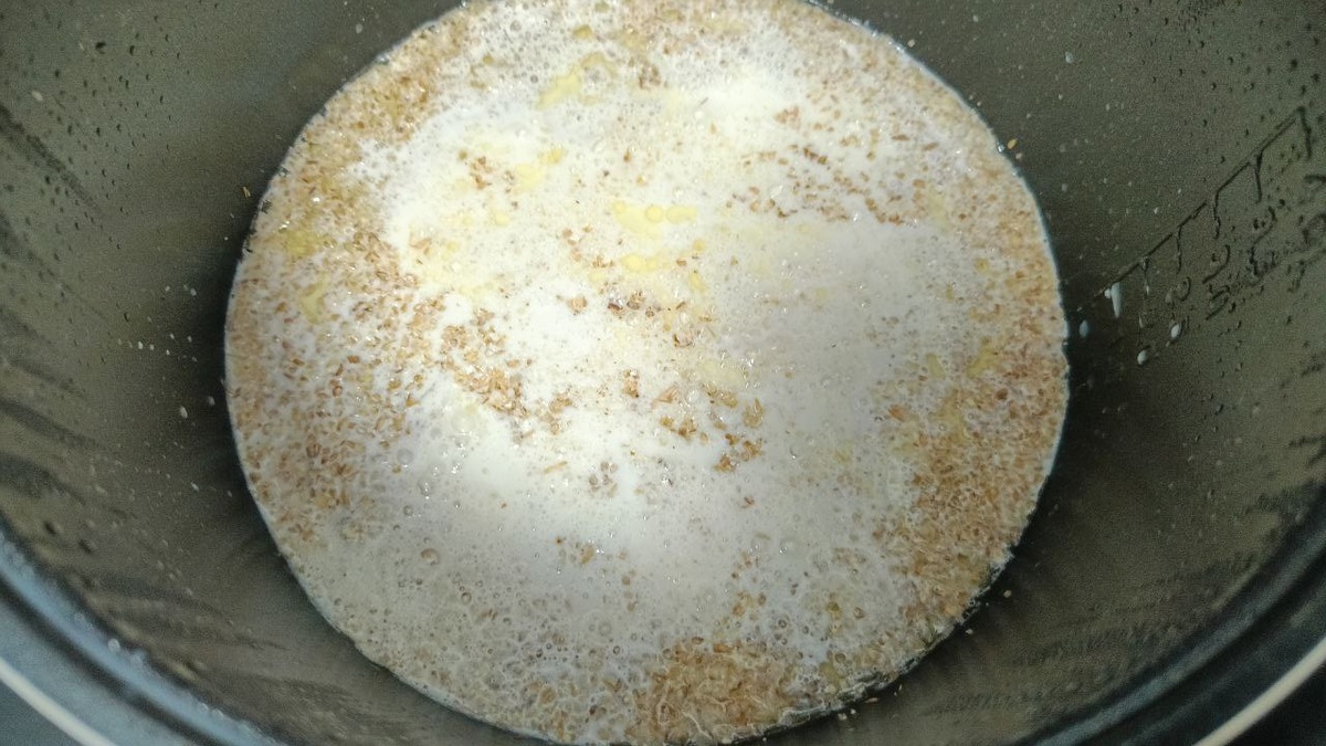 Ячневая крупа с молоком в чаше мультиварки