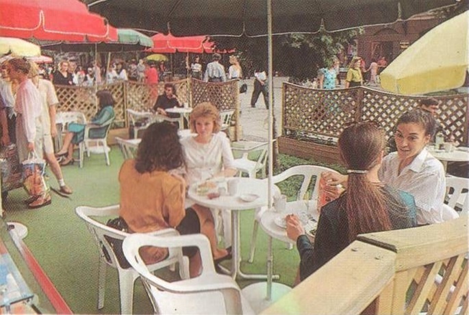 Летнее кафе у ресторана "Волга"