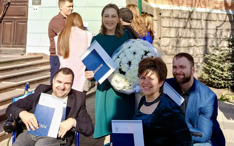    Заветный диплом в руках, а рядом — те, кто всегда был рядом! Антон с друзьями в день выпуска. Фото из личного архива Антона Тибейко.