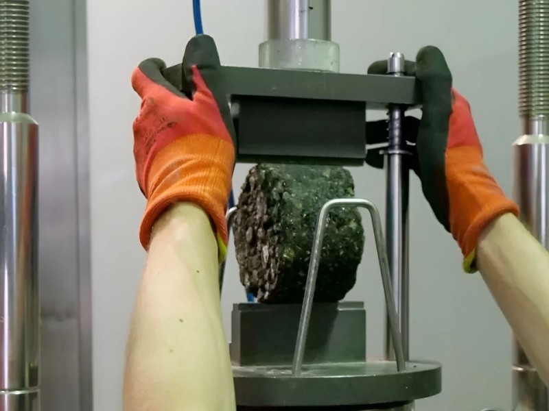    С помощью сигаретных окурков сделали более прочные дороги