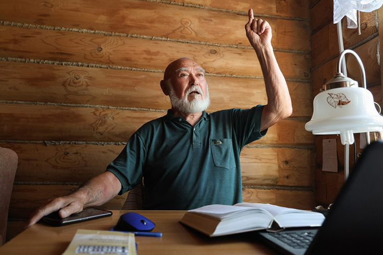    «Вот таким он был парнем — чужаком для нашего общества. Неудобным, особенно для тех, кто, прикрываясь коммунизмом, продвигал шовинизм. Не давал этим псевдокоммунистам спокойно жить».   
Фото: Андрей Титов