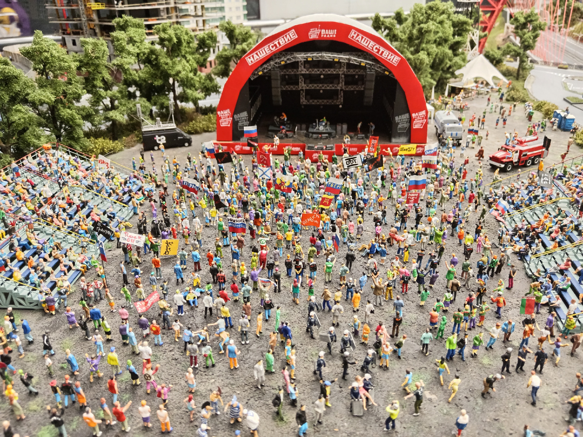 Некоторые инсталяции слегка потеряли актуальность со временем - Нашествие, фото автора.  