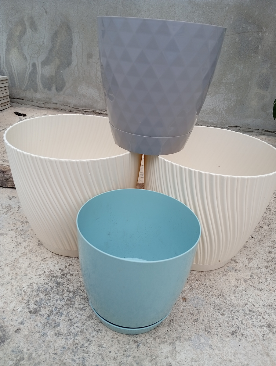 Бежевый на 3,3 литра, серый на 1,5 литра, голубой на 1 литр.